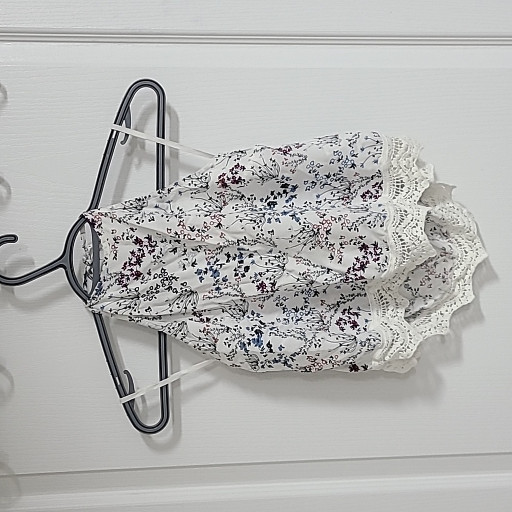 *2/10* White Floweral Lace Top